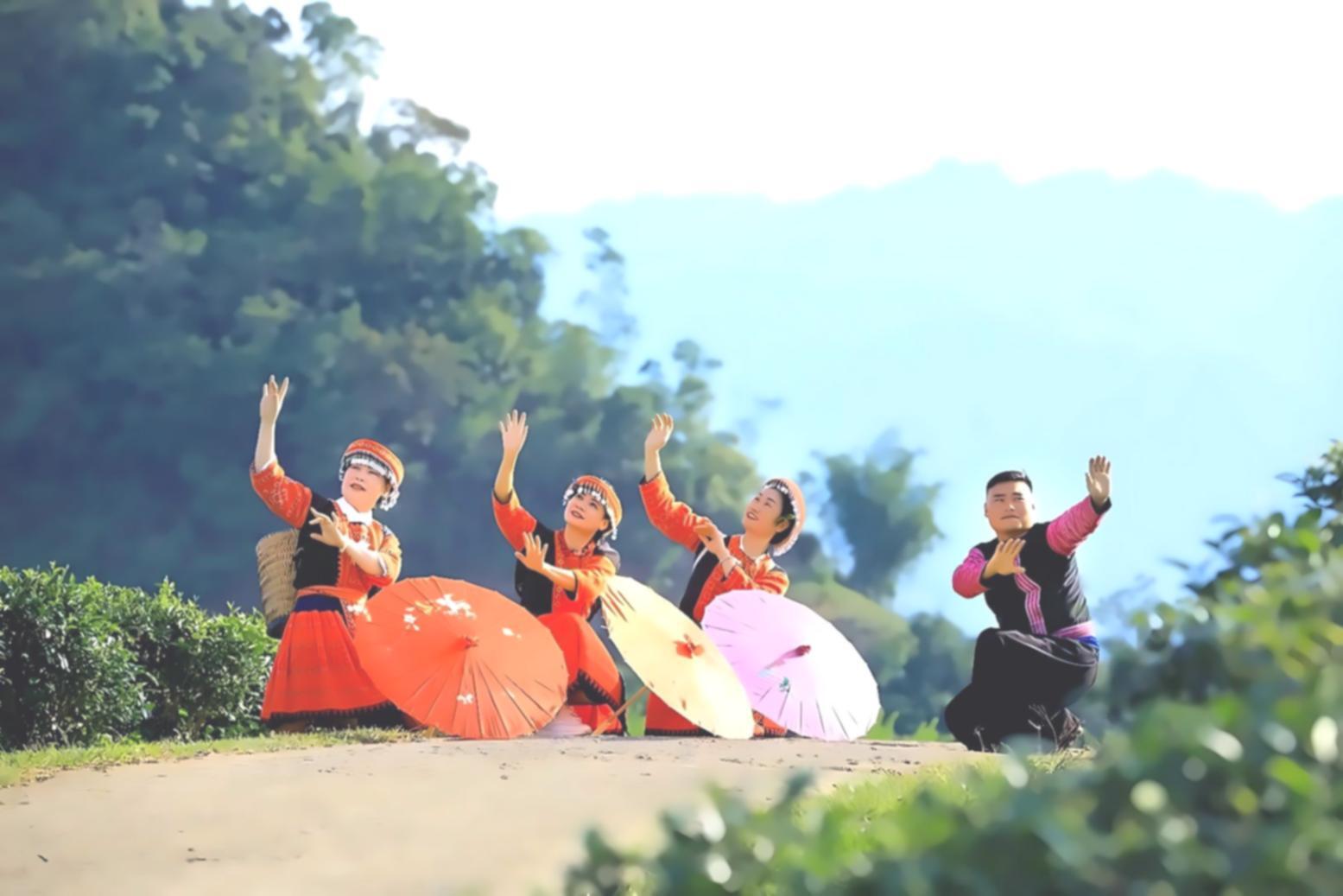 Giovani ballerine durante una lezione di danza classica in studio luminoso