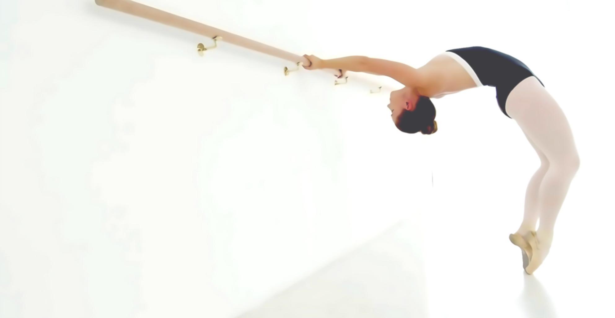 Studenti durante una lezione di balletto classico in sala prove