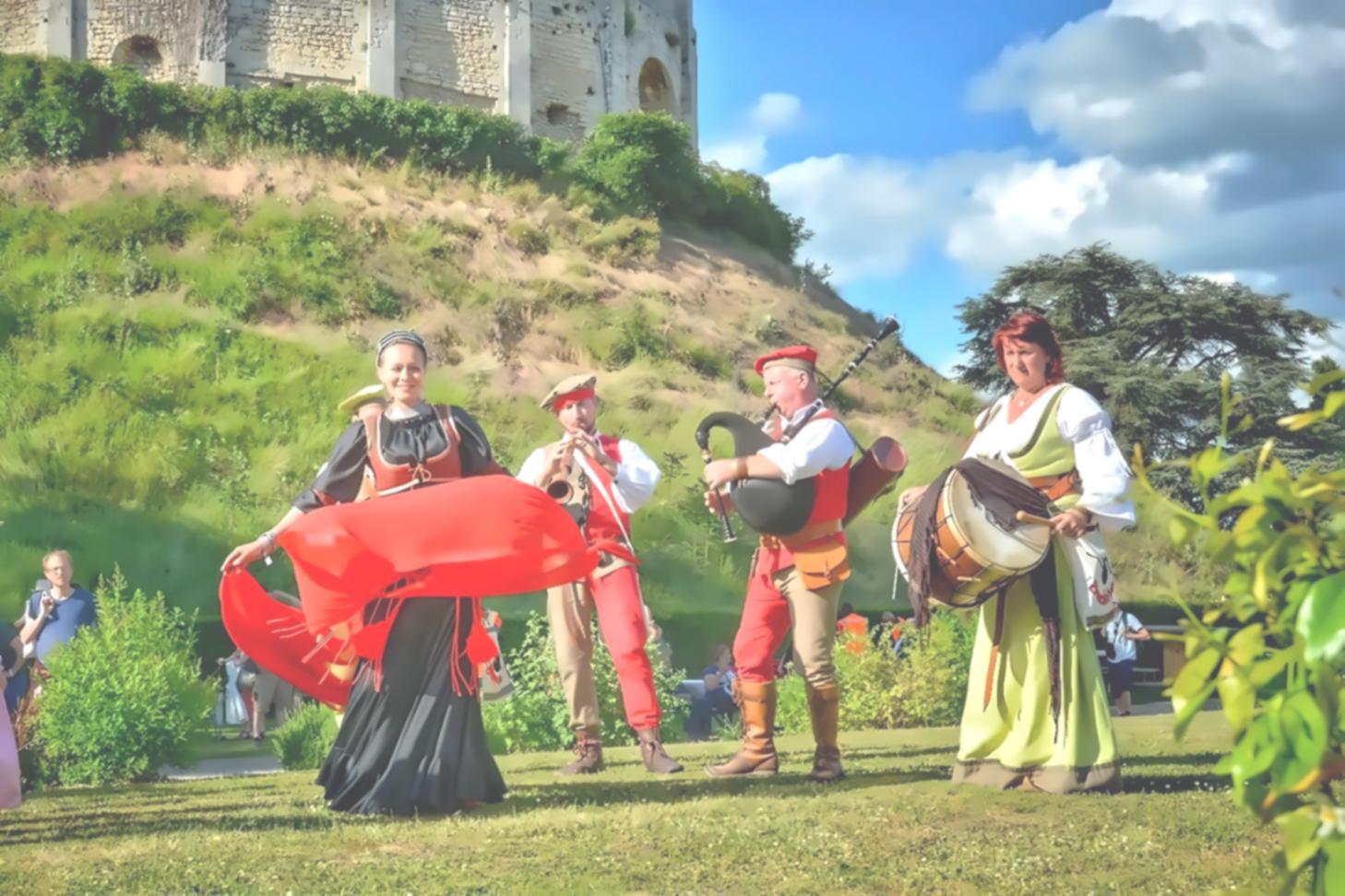 Ballerine in tutù durante una performance sul palcoscenico