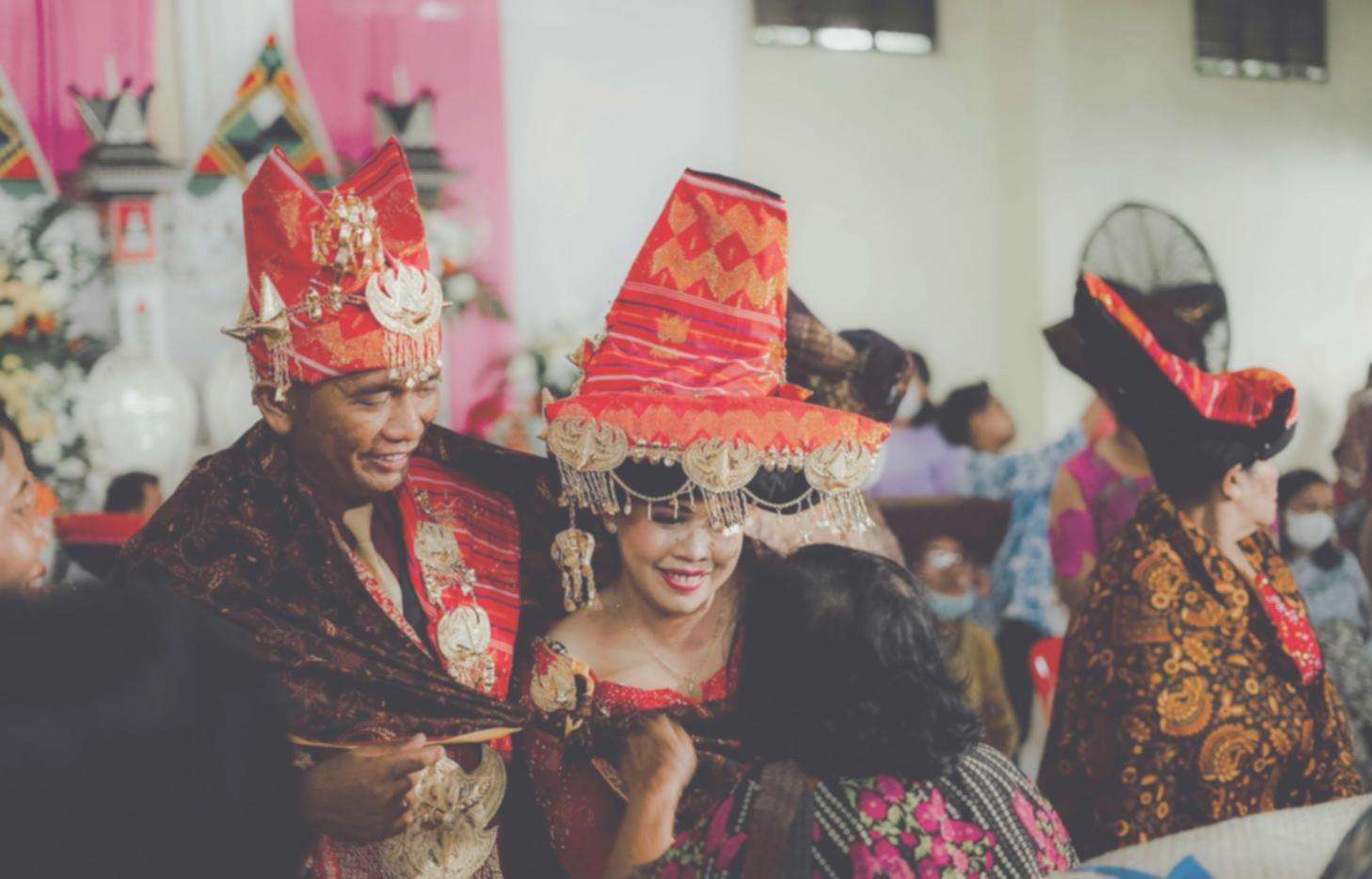 Allievi durante una lezione di tecnica alla sbarra sotto la supervisione dell'insegnante