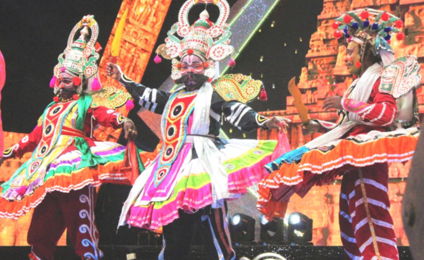 Sala di danza con specchi e sbarre dove si svolgono le lezioni di balletto classico