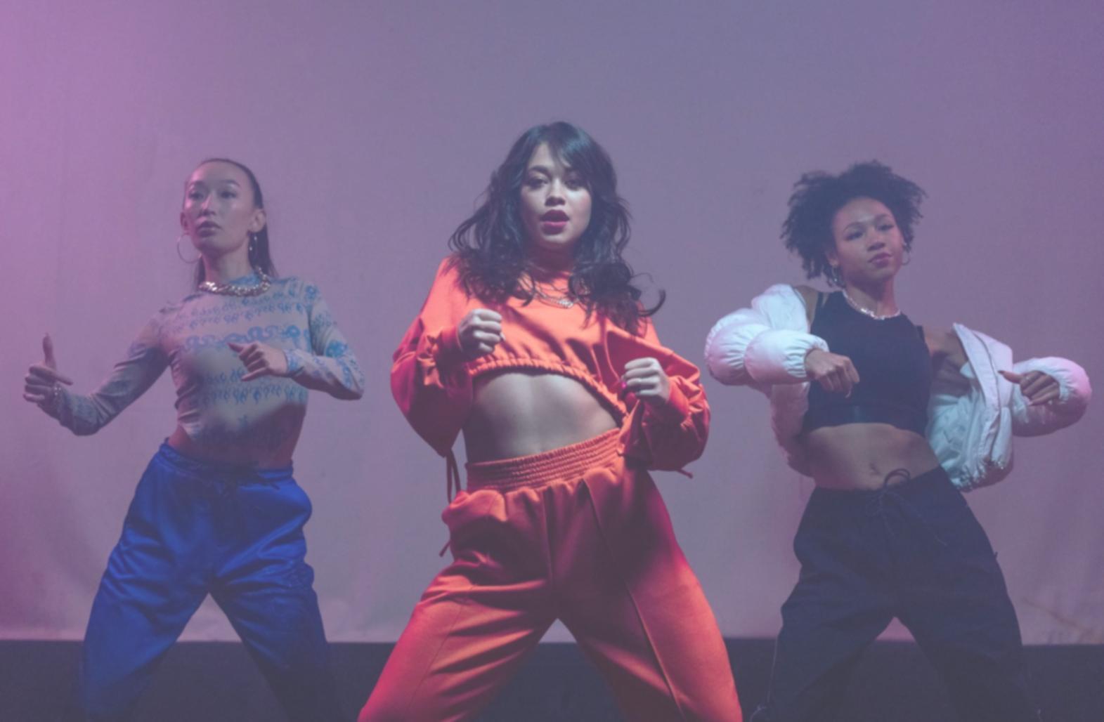 Gruppo di studenti di balletto che praticano insieme alla sbarra